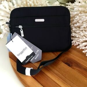 Baggallini 💥 NWT 💥 double zip medium crossbody. Black Solid. NEW